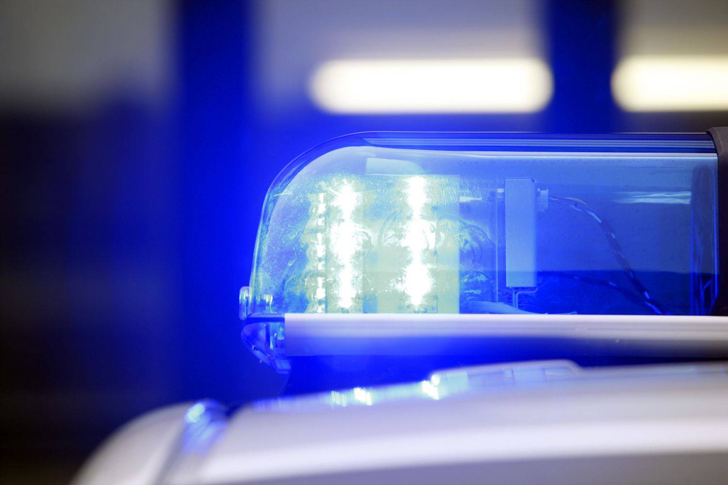 Erneut fahrenden Linienbus beschädigt