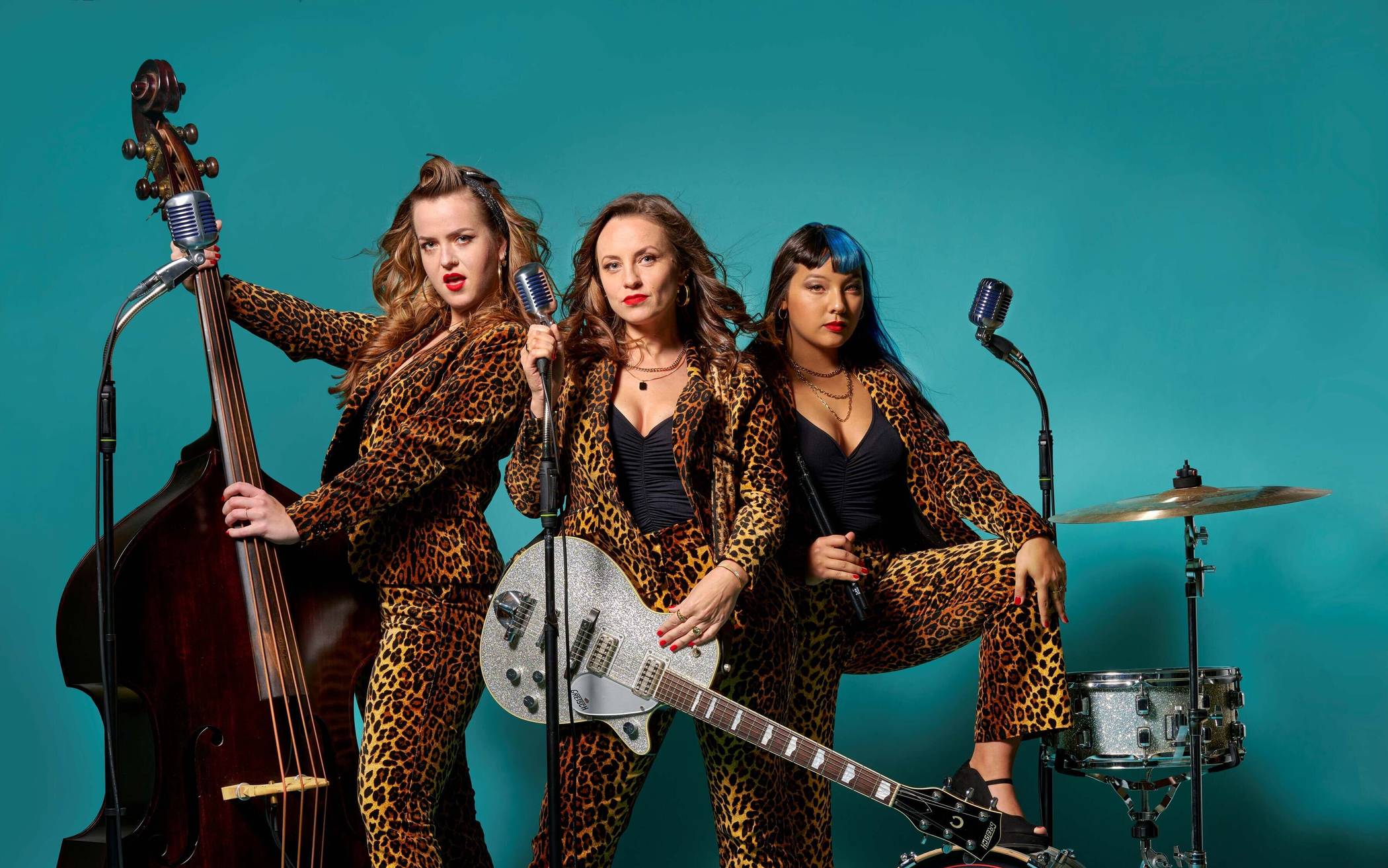 Bei den Silverettes zeigen drei Powerfrauen, dass Rockabilly längst keine Männerdomäne mehr ist. Die Ladies spielten schon mit Dick Brace, Boppin’B und in diesem Sommer einmal mehr mit Boss Hoss und werden auch beim Jazzsommer in Erkrath das Publikum begeistern.