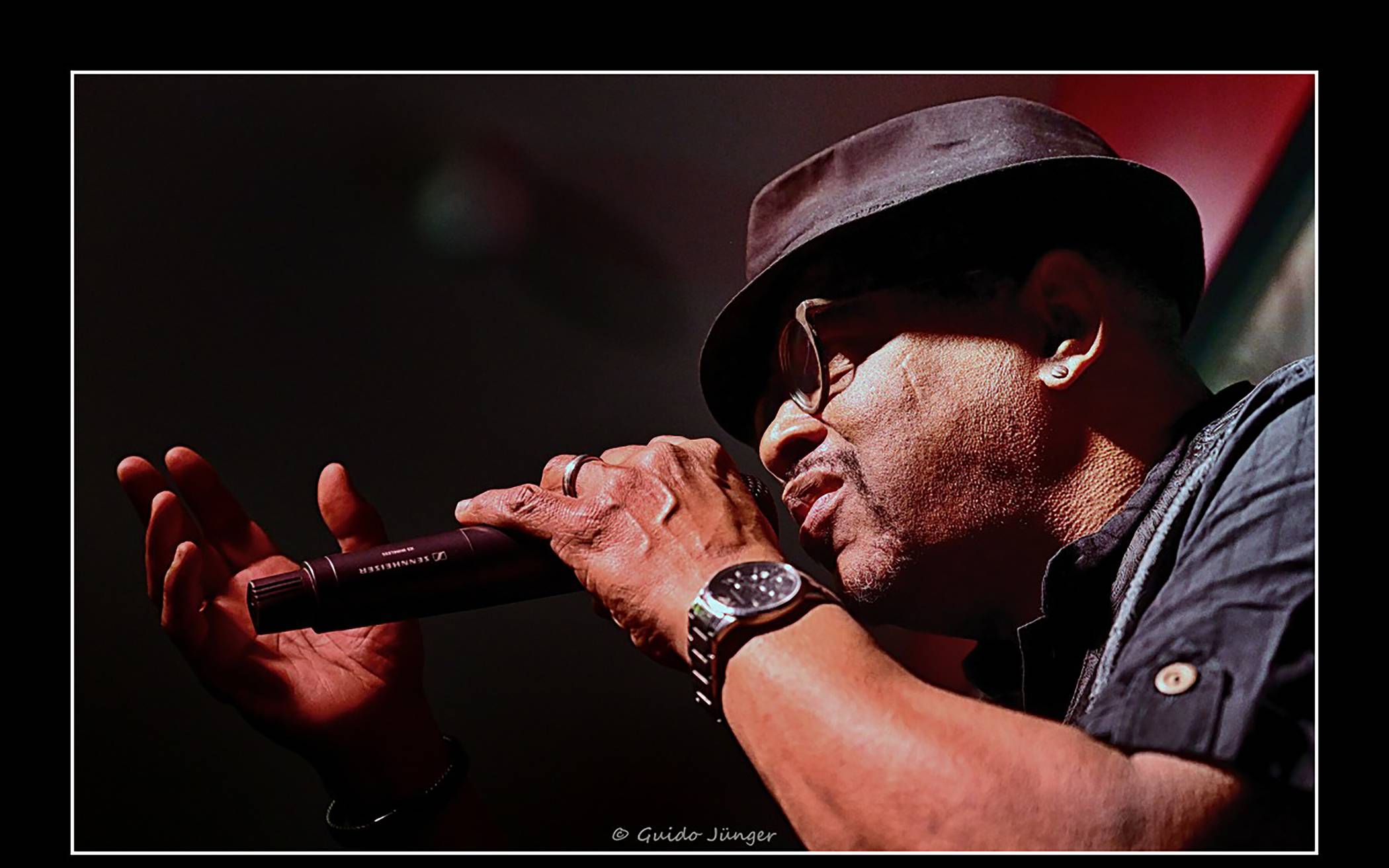  Zum Eröffnungskonzert kommt Larry „Doc“ Watkins mit den Bluescats zur Sprechstunde nach Erkrath und verordnet dem Publikum die besten Hits aus Blues, Soul und Jazz.  
