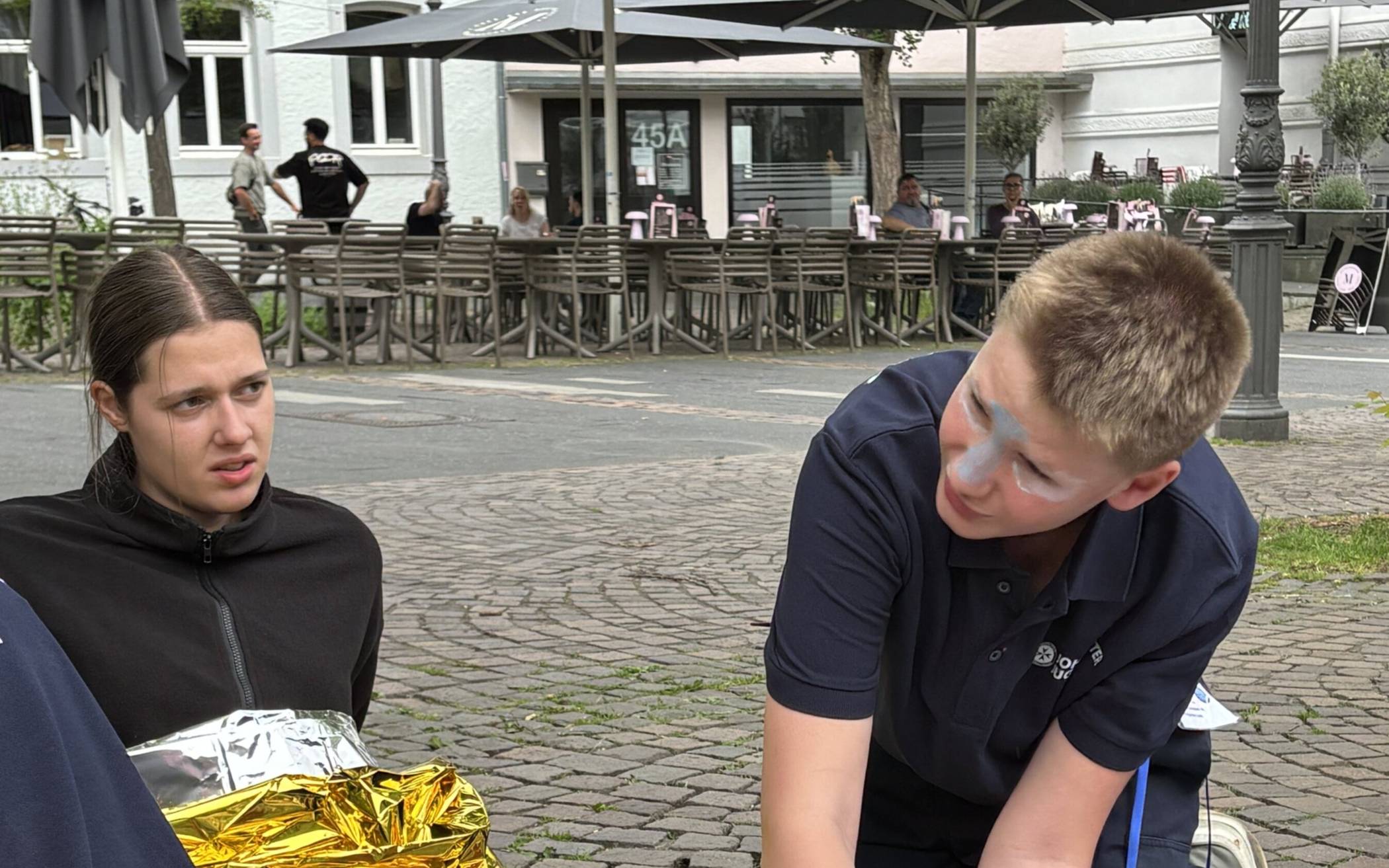 Beim Fallbeispiel auf dem Siegburger Markt versorgten die jungen Retter eine Person mit einer stark blutenden Beinverletzung.