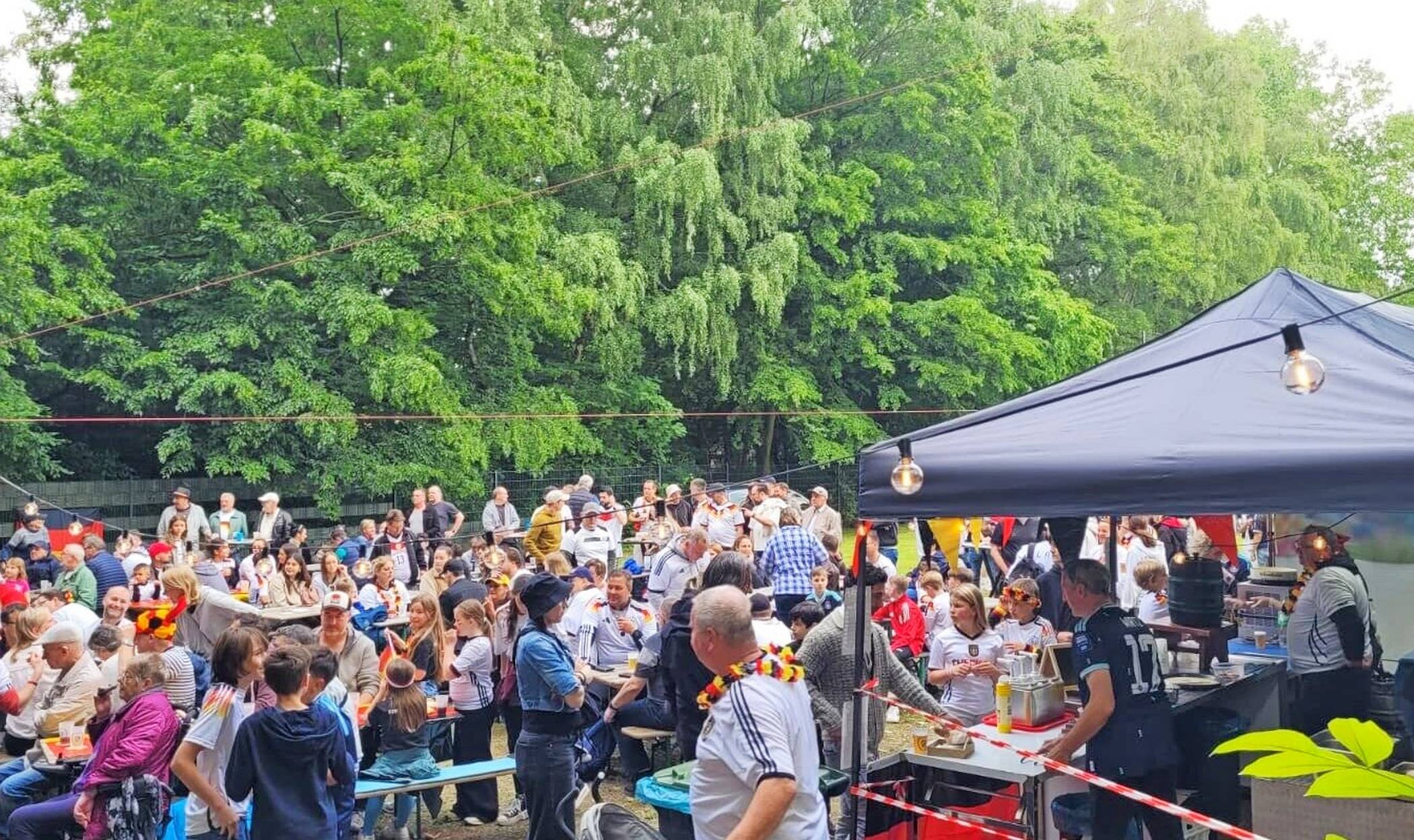  Rudelgucken bei der Fußball-Weltmeisterschaft auf dem Gelände des SC Rhenania Hochdahl. 
