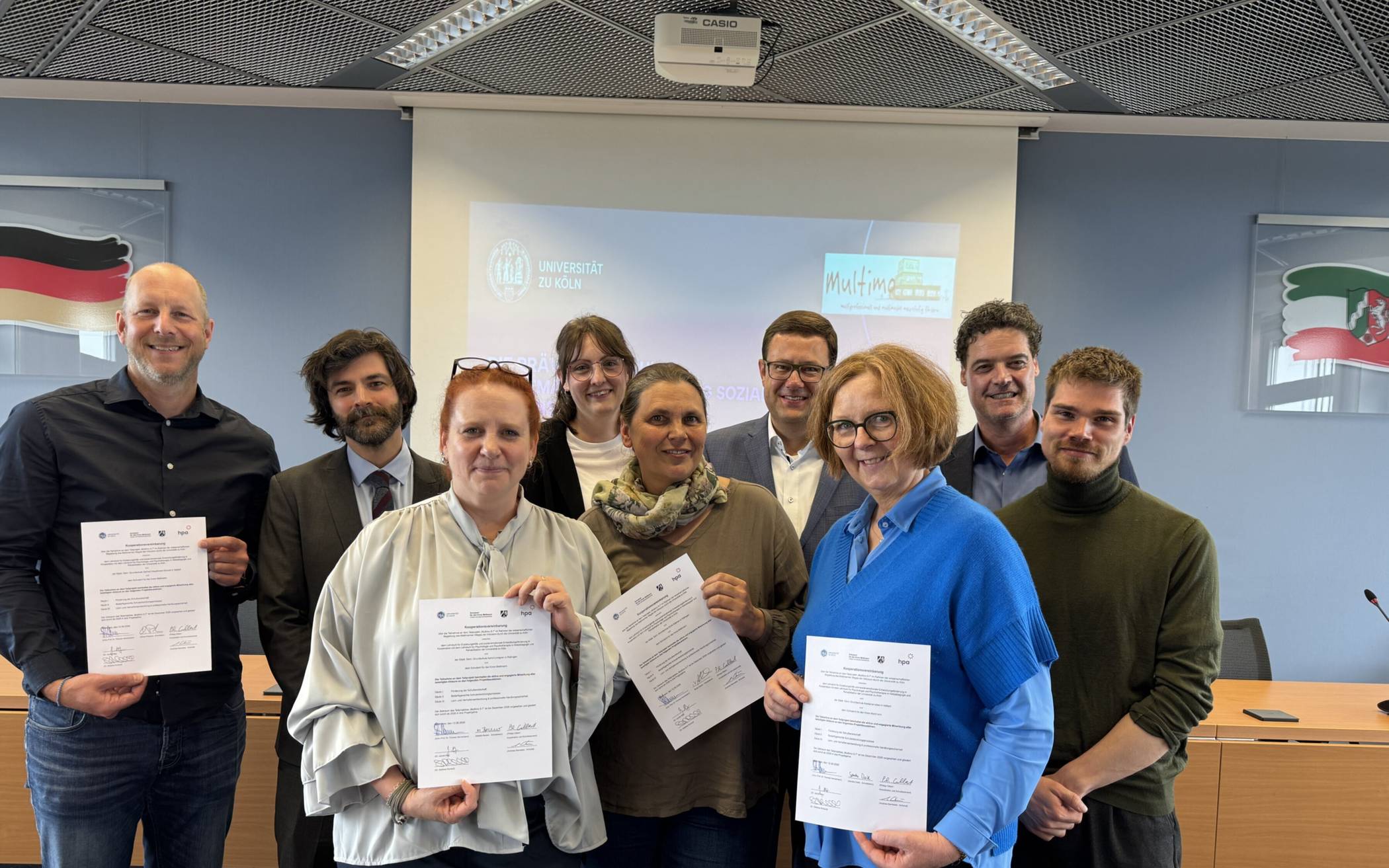 (v.li.) Oliver Pistorius, Schulleiter der Städt. Gem.-Grundschule Gerhart-Hauptmann in Velbert, Andreas Barnieske, Schulrat des Schulamtes für den Kreis Mettmann, Natalie Becker, Schulleiterin der Städt. Gem.-Grundschule Astrid-Lindgren in Ratingen, Dr. Stefanie Richard, Universität zu Köln, Andrea Achenbach, stellv. Schulleiterin der Städt. Gem.-Grundschule Erich-Kästner in Ratingen, Philipp Gilbert, Kreisdirektor und Schuldezernent, Sandra Deibl, Schulleiterin der Städt. Gem.-Grundschule Kastanienallee in Velbert, Prof. Dr. Thomas Hennemann, Universität zu Köln und Vert.-Prof. Dr. Jannik Nitz, Universität zu Köln.