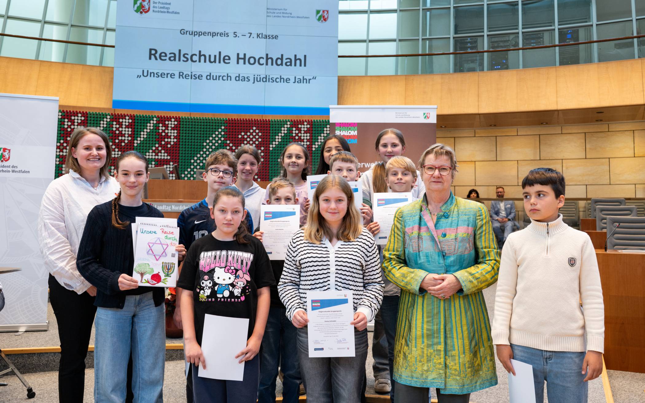 Die Beauftrage des Landes Nordrhein-Westfalen für die Bekämpfung des Antisemitismus, für jüdisches Leben und Erinnerungskultur, Sylvia Löhrmann, übergab den Schülerinnen und Schüler der Realschule Hochdahl die Urkunden.