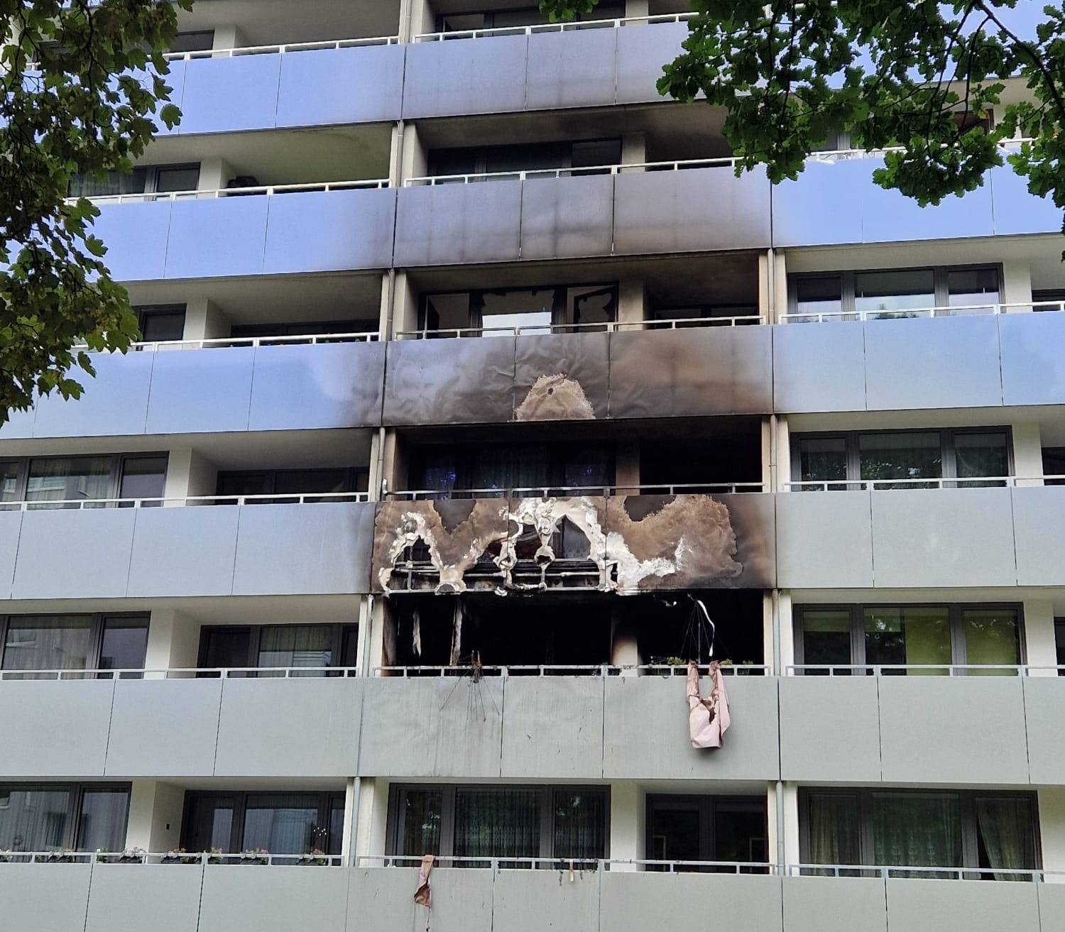 Wohnungsbrand in Mehrfamilienhaus mit umfangreicher Menschenrettung