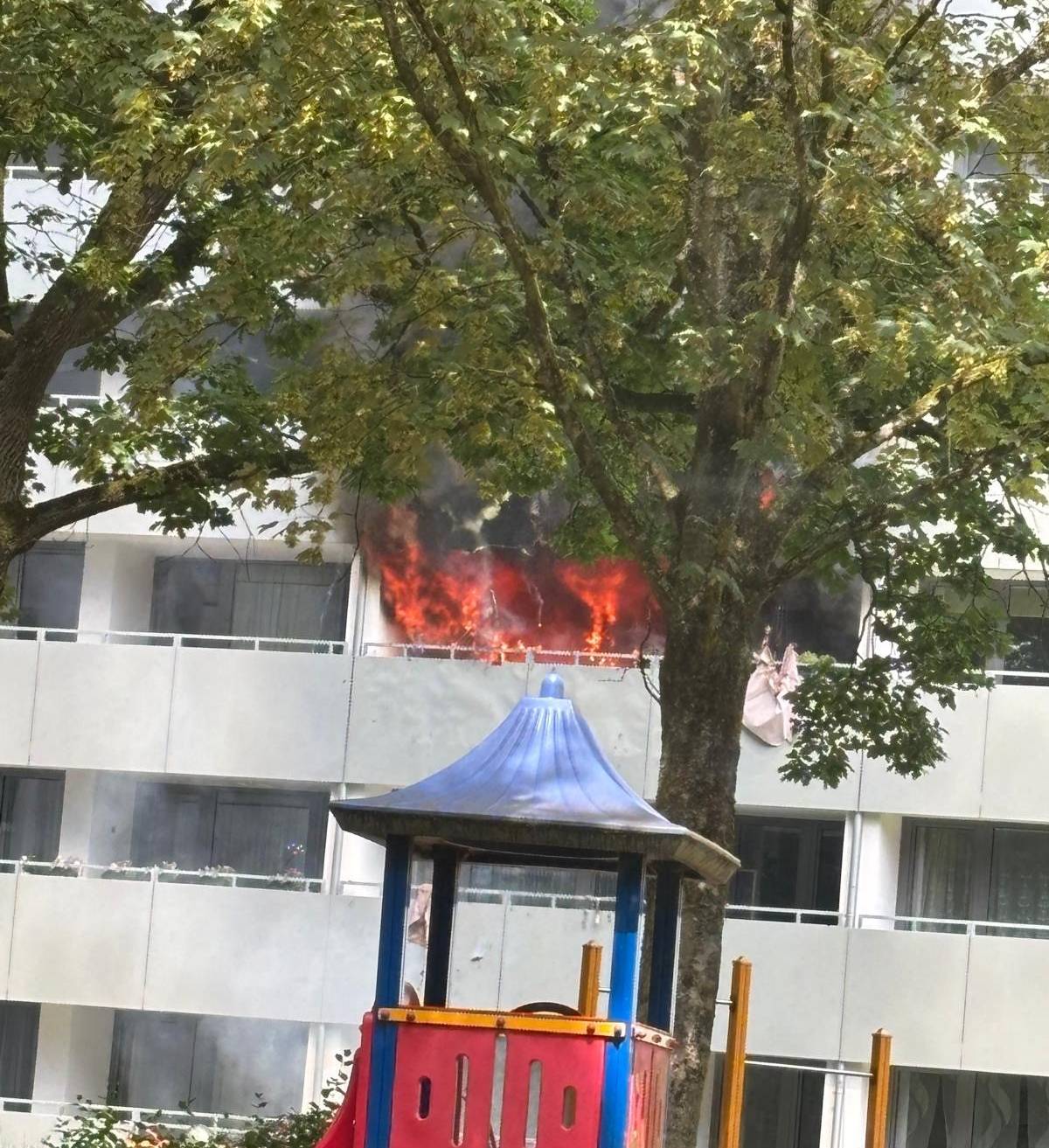  Noch während des Aufbaus des ersten Löschangriffs zündete die gesamte Wohnung im 2. Obergeschoss durch, so dass es zu einer massiven Flammenbildung aus den Oberlichtern auf den Laubengang sowie auf der Gebäuderückseite auf dem Balkon kam.  