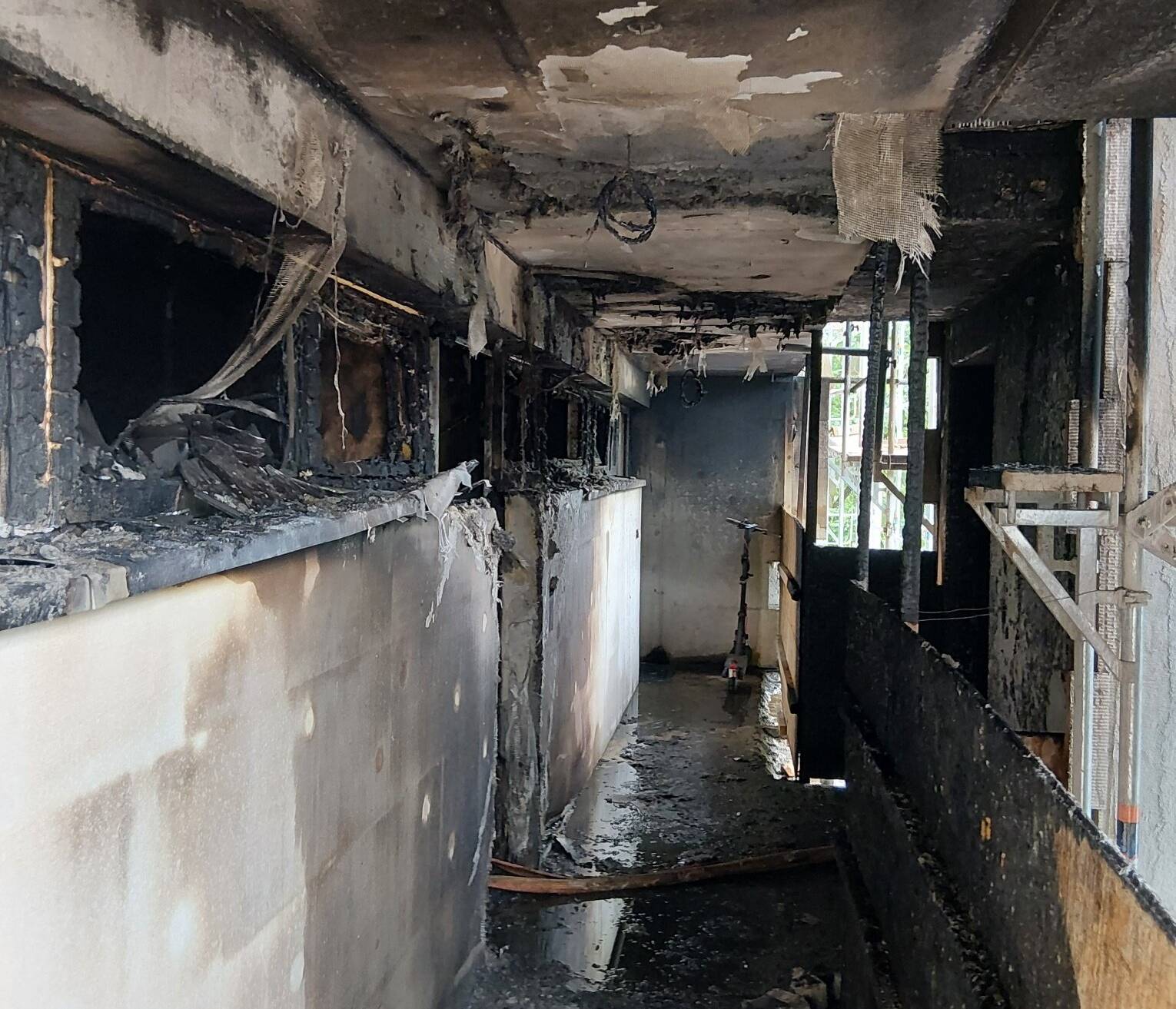  Die Brandwohnung wurde vollständig zerstört und ist unbewohnbar. Da das Treppenhaus erheblich mit Brandrauchrückständen kontaminiert ist und auch die über und neben der Brandwohnung gelegenen Wohnungen stark in Mitleidenschaft gezogen wurden, konnten die 87 Mieterinnen und Mieter nicht in ihre Wohnungen zurückkehren. 