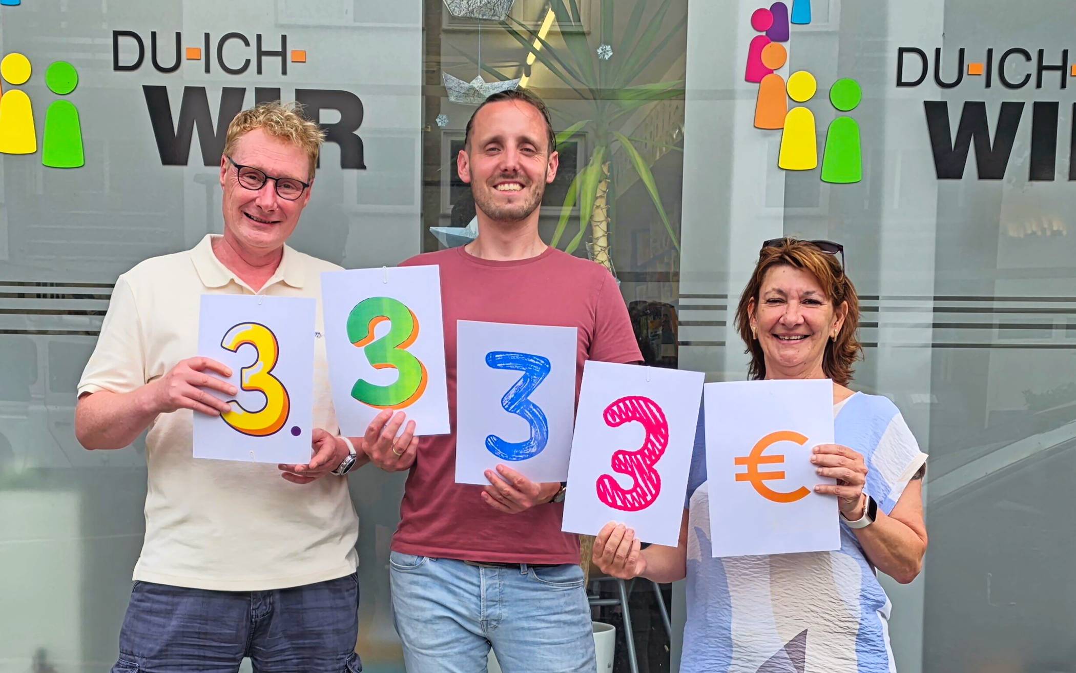 Karnevalistische 3.333 Euro an „Du-lch-Wir”