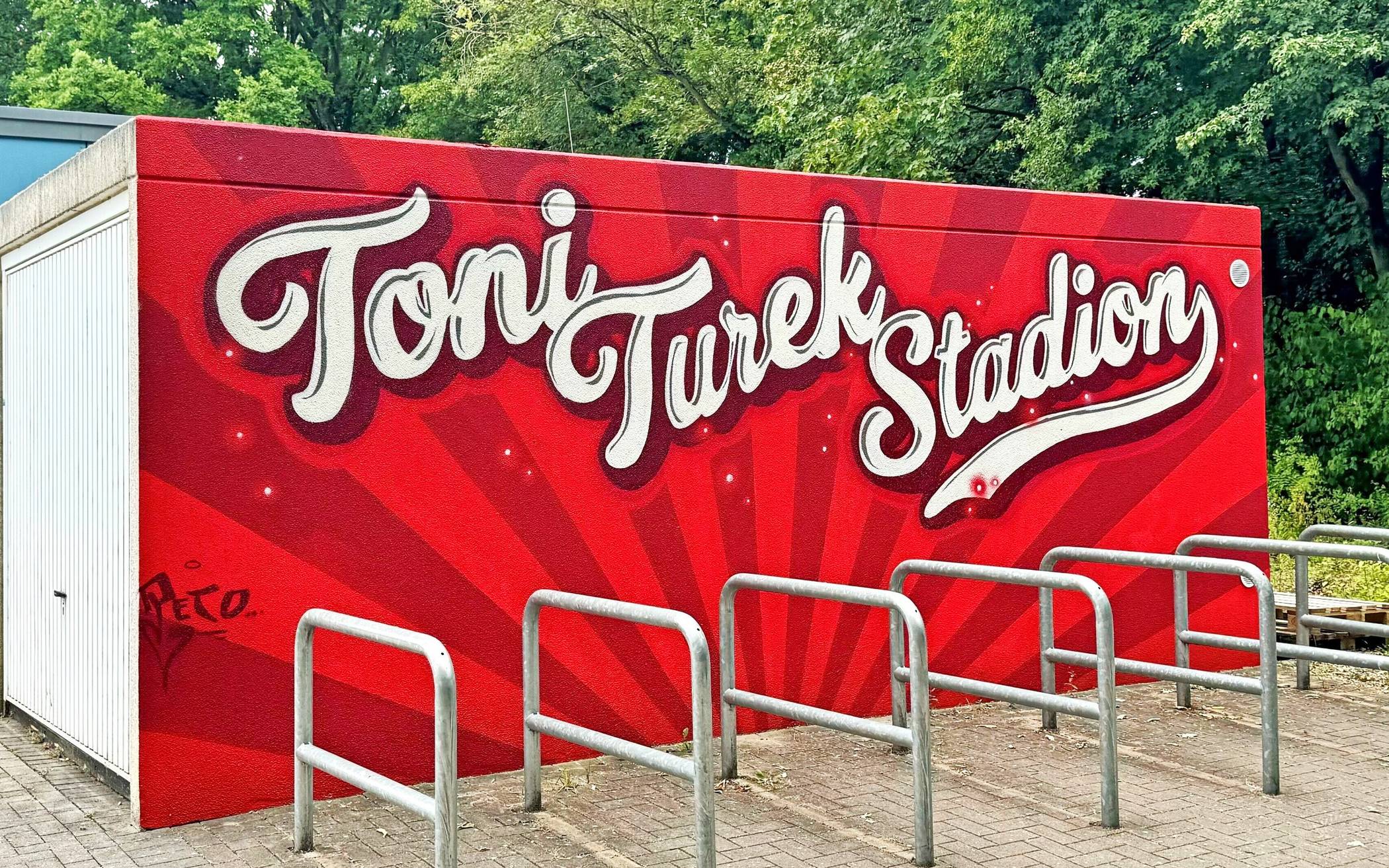  Der Schriftzug mit dem Namen des Erkrather Stadions. 