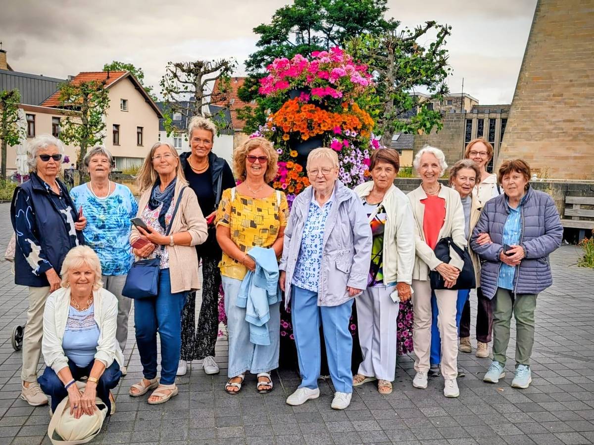Fröhliche Gruppe genießt die Auszeit 