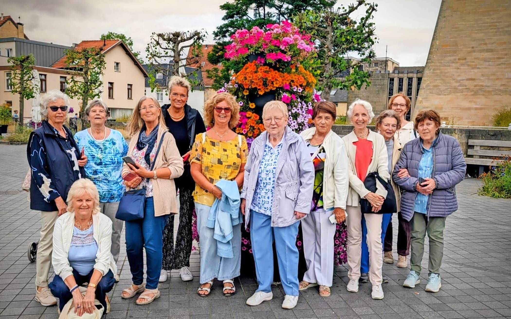  Die Gruppe genoss den Ausflug in die Niederlande. 