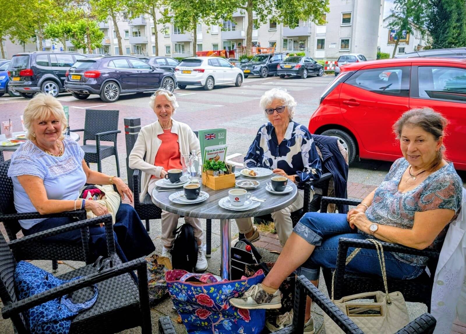  Pause in einem der zahlreichen Cafés. 