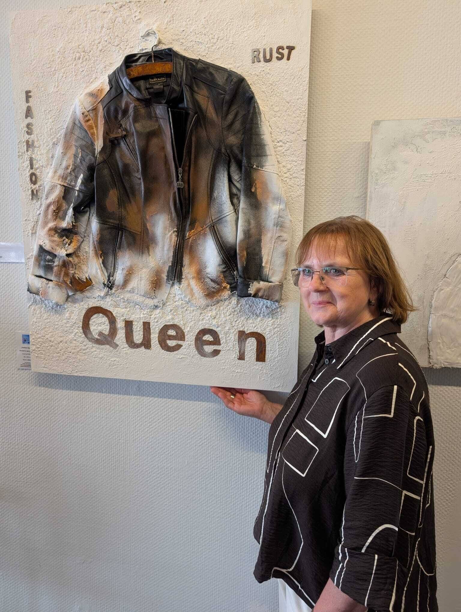  Lucia Meurer vor ihrem Werk. 