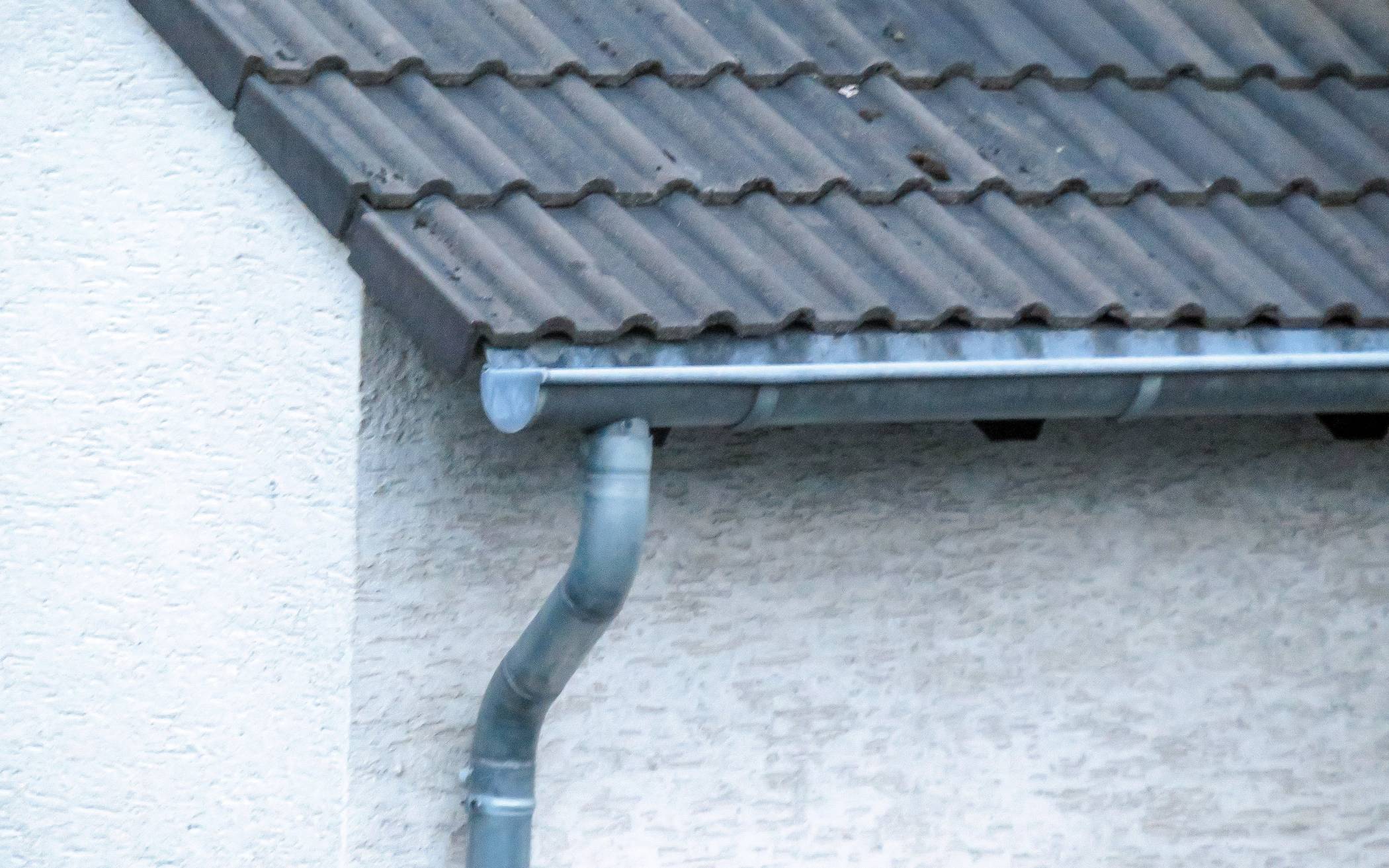 Auch aus Regenfallrohren kann Dampf entweichen.
