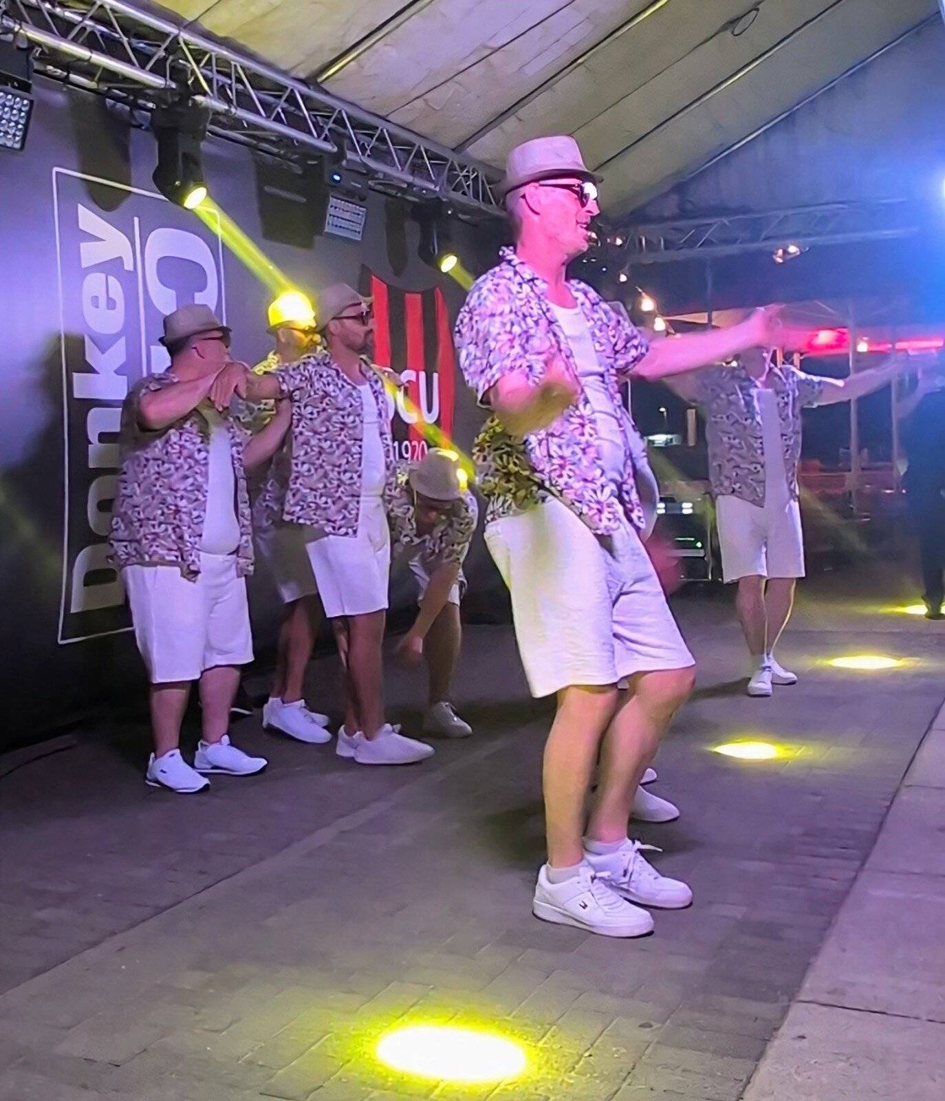 Die „Dancing...