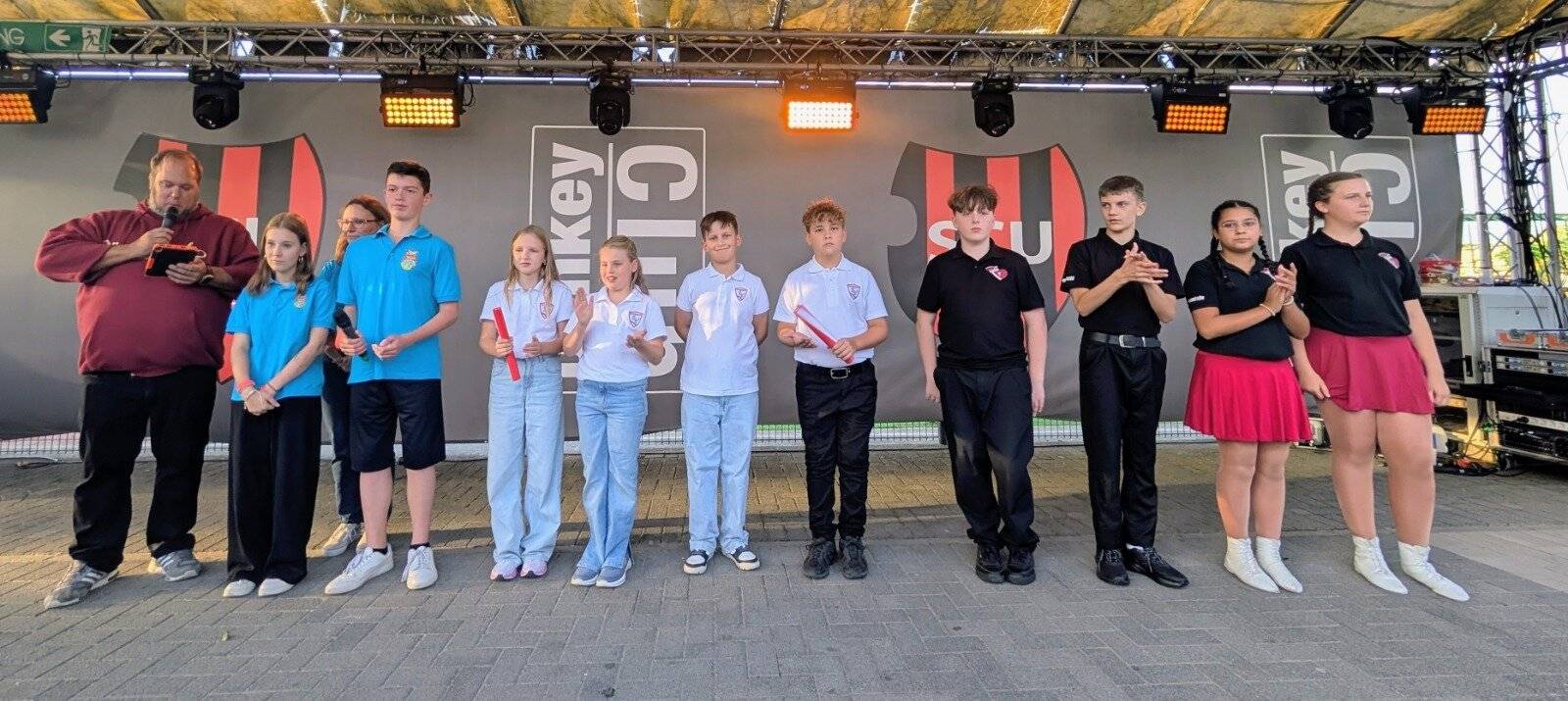 Die Kinderprinzenpaare mit Adjutant und Hofdame (von li.) aus Erkrath, Unterbach und...
