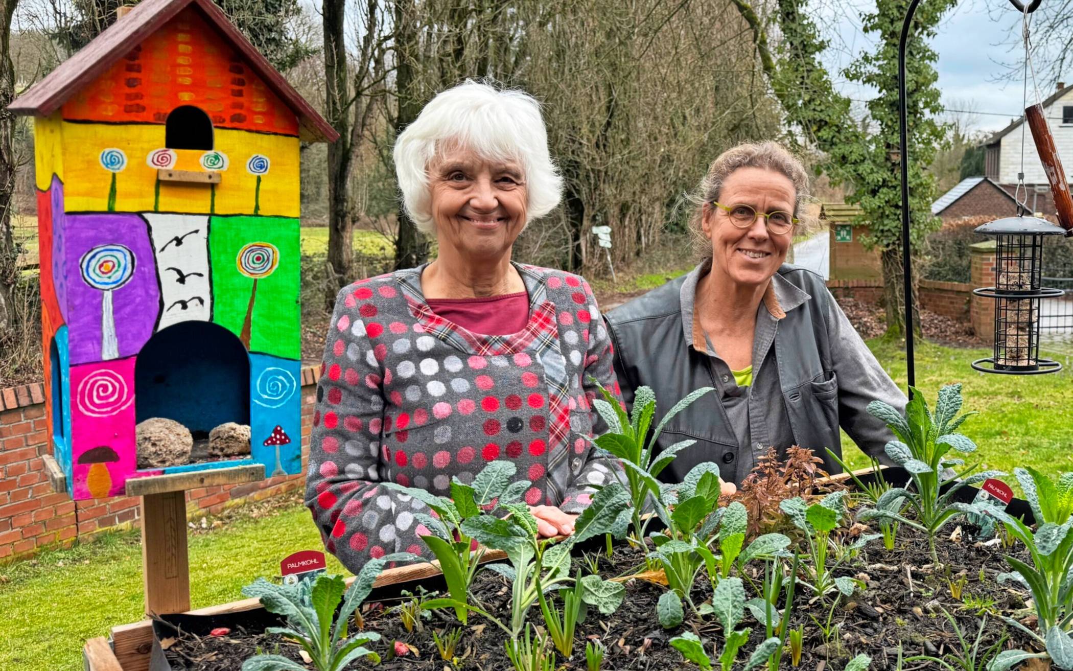 Renate Späth (li., Vorsitzende des Fördervereins des Naturschutzzentrums Bruchhausen) mit Karin Blomenkamp, die die Einrichtung leitet. 