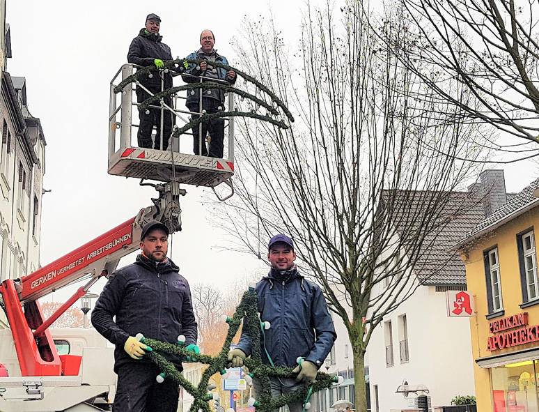  Im Einsatz für eine weihnachtlich beleuchtete Bahnstraße: Tim Drossel und Axel Nölling (unten v.li.) sowie Thomas Reinsdorf und Marcus Graf (oben v.li.). 