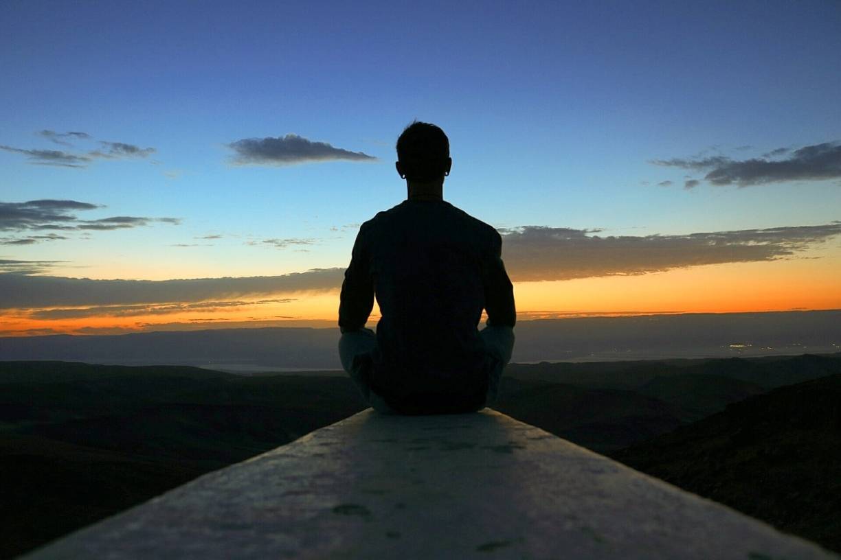 Meditation am Abend in der Kirche