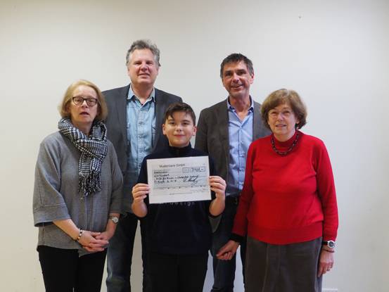  Der Charity-run-champion Nikita durfte den symbolischen Spendenscheck überreichen. Hinten: Lehrer Renè Rügamer und Schulleiter Uwe Heidelberg (r.). Vorn: Doris Dosanijh (l.) und Ursula Klasen vom Verein Hilfe für Kinder in Chatterhat-Indien mit Nikita. 