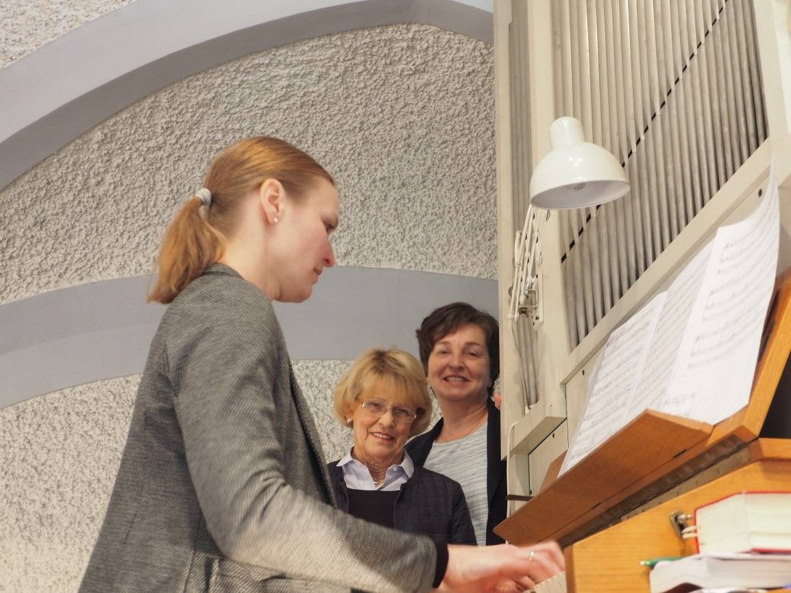  Heike Wiegand und Ursula Lehnert (Vorstand Förderverein Kirchenmusik und Orgelbau) lauschen dem Orgelspiel von Christiane Morys und hoffen sie und Ben David Ungermann bald auf einer neuen Orgel spielen zu hören. 