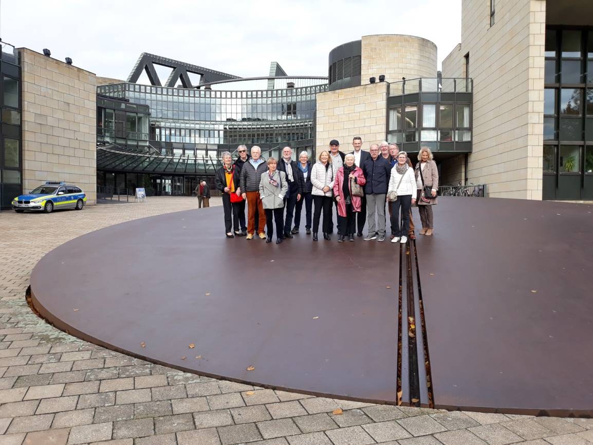  Mitglieder von Unterfeldhaus Aktiv und interessierte Bewohner des Stadtteil vor dem Düsseldorfer Landtag. 