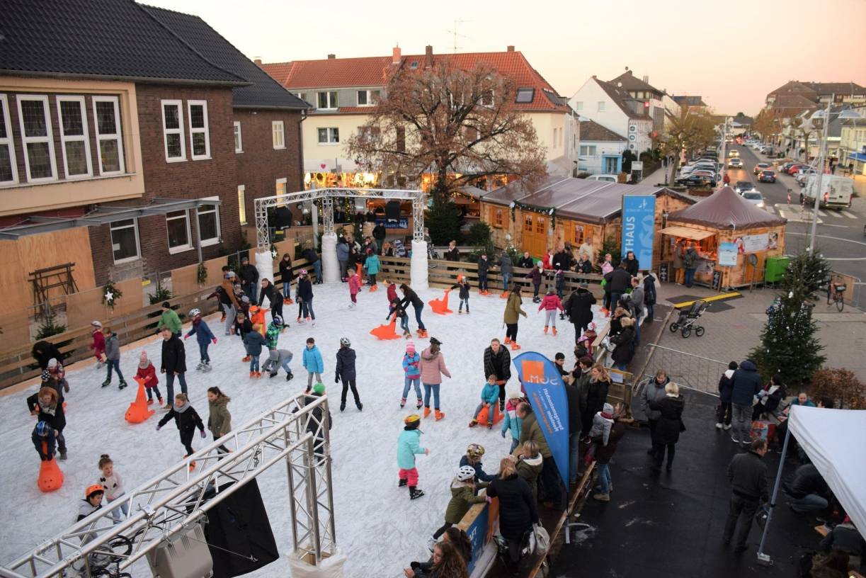  Eisbahn beim Monheimer Sternenzauber. 