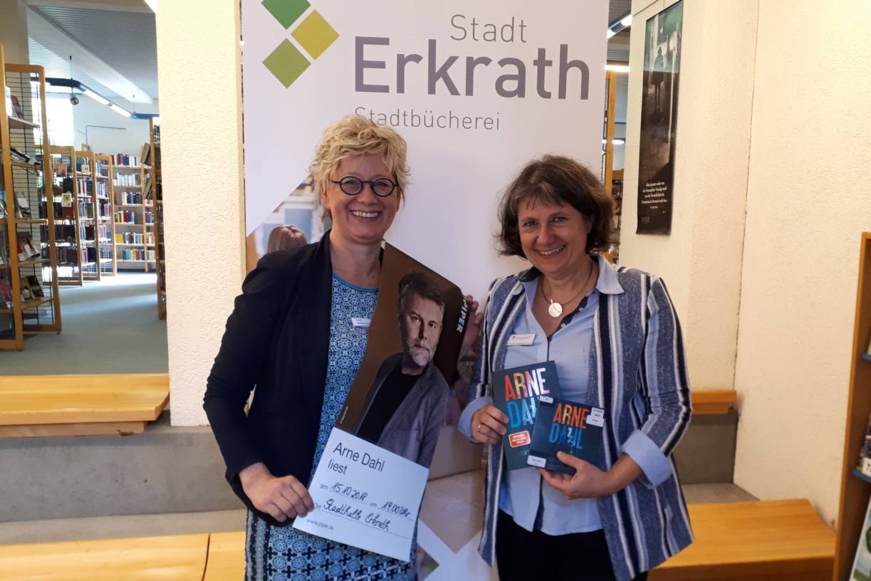  Zur zweiten Stadtlesung mit Krimiautor Arne Dahl laden Sara Willwerth von der Buchhandlung Weber und Anne Heimansberg-Schmidt, Leiterin der Stadtbücherei, herzlich ein. 
