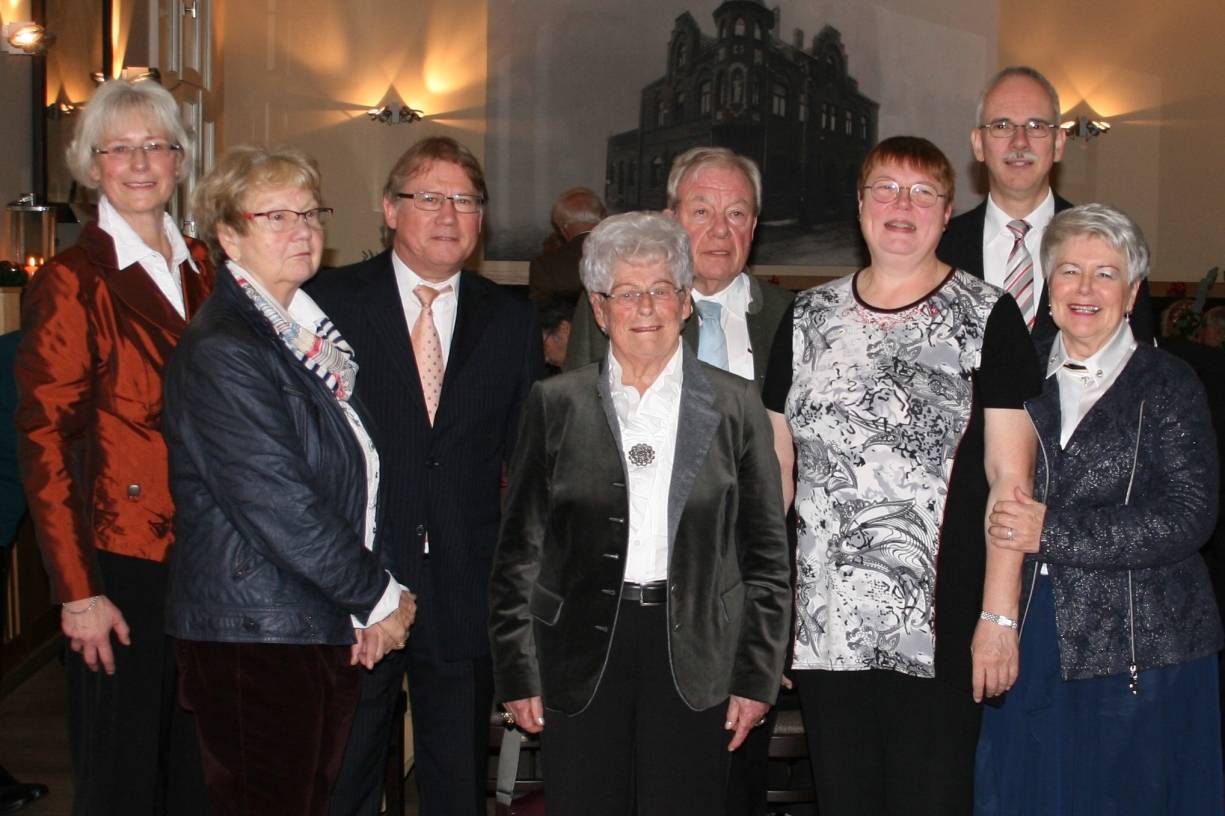  Claudia Kluth (Vorsitzende), Angelika Blum (Jubilarin), Mathias Baumeister (Kantor), Waltraud Kluth (Jubilarin), Pfarrer Suitbert Junior (Präses), Elke Müller (Jubilarin), Andreas Liedtke (Schriftführer) und Traudel Freund (Schatzmeisterin, v.li.). 