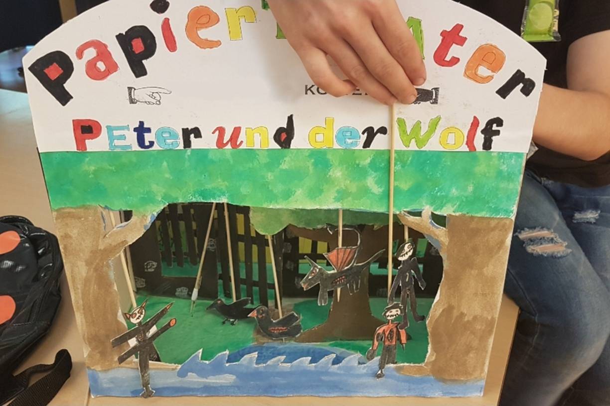  „Peter und der Wolf“ im Karton: Zusammen mit der Hochdahler Künstlerin Desiree Astor gestalteten neun Kinder und Jugendliche Kulissen und bewegliche Figuren für ihre Aufführung. 