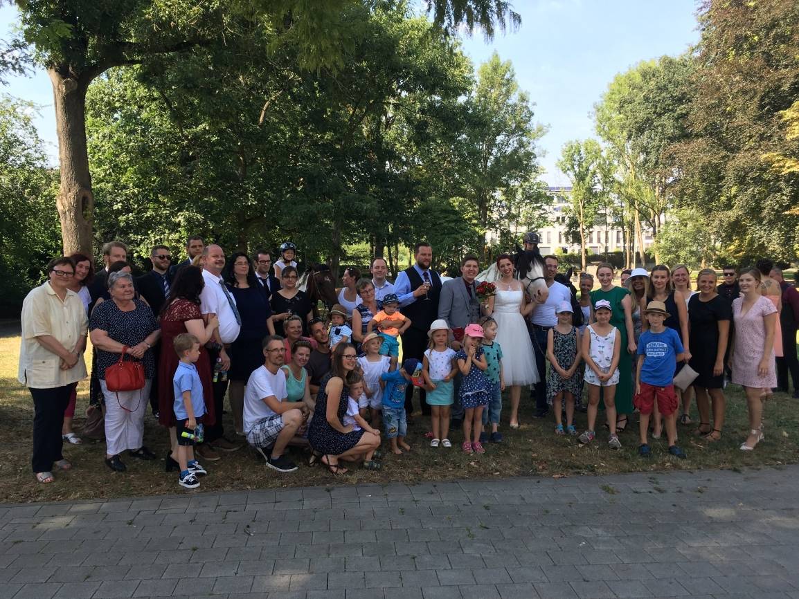  So ist das unter Reitersleuten: Zur Hochzeit kommen auch die Pferde zum Gratulieren. 