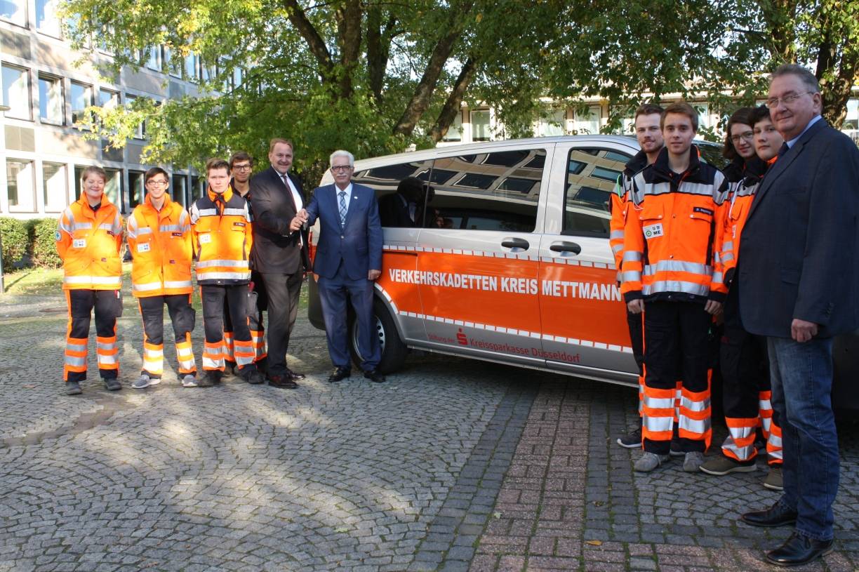 Kreissparkassen-Stiftung spendiert Verkehrskadetten einen neuen Transportbus