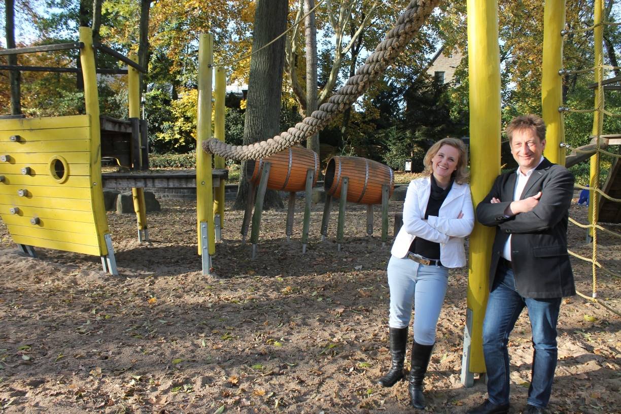  Nicole Pauli (Fachbereich Jugend der Stadt Erkrath) und Markus Schürmann (ST-Freiraum): Das Planungsbüro ST-Freiraum hat bereits 2013 den Spielplatz am Bavier Park (Hintergrund) entworfen. Die Baukosten für die komplette Erneuerung des Spielplatzes lagen damals bei rund 20000 Euro. 