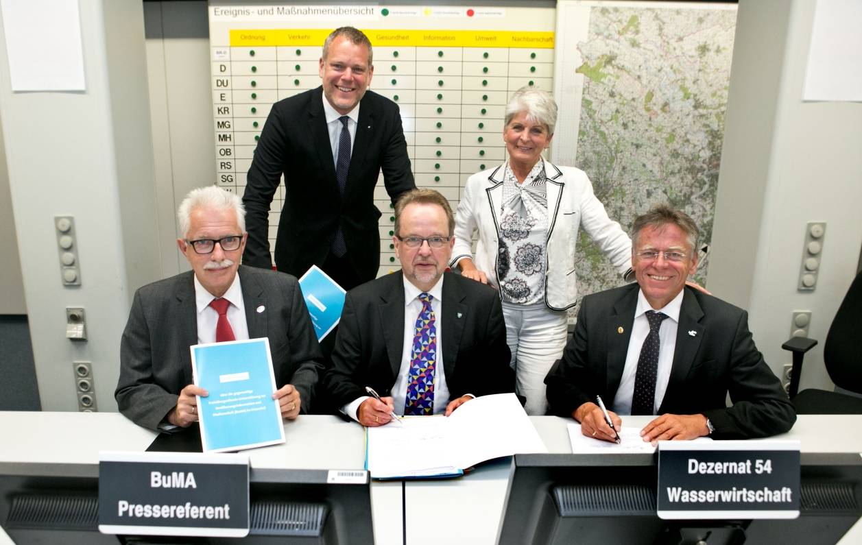  Sichern sich Unterstützung der Pressestellen zu: (v.l.) die Landräte Thomas Hendele, Dr. Andreas Coenen, Dr. Ansgar Müller und Hans-Jürgen Petrauschke mit Regierungspräsidentin Brigitta Radermacher. 