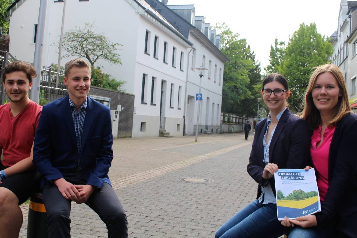  Mit der Erkrather Erklärung haben Leon Bröcker, Yannick van der Heide, Venja Lang und Sarah Harden von der JU Erkrath ihre Zukunftsperspektiven für Erkrath in Worte gefasst. Unterstützung erhielten sie dabei von MdL Dr. Christian Untrieser. 