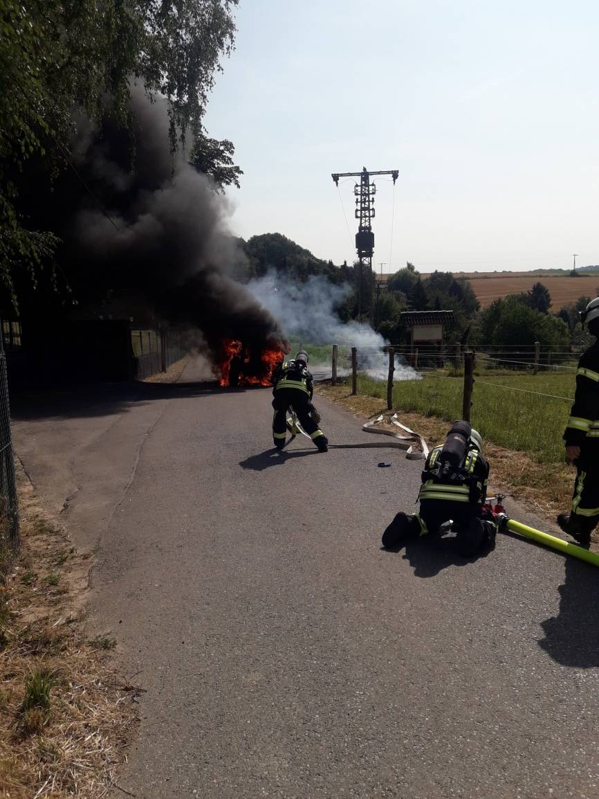 Traktor und Pferdeweide geraten in Brand