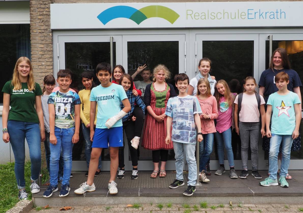  Annalena (links) und Charlotta (hinten rechts) von Schüler helfen leben mit Schülern der städtischen Realschule Erkrath. 