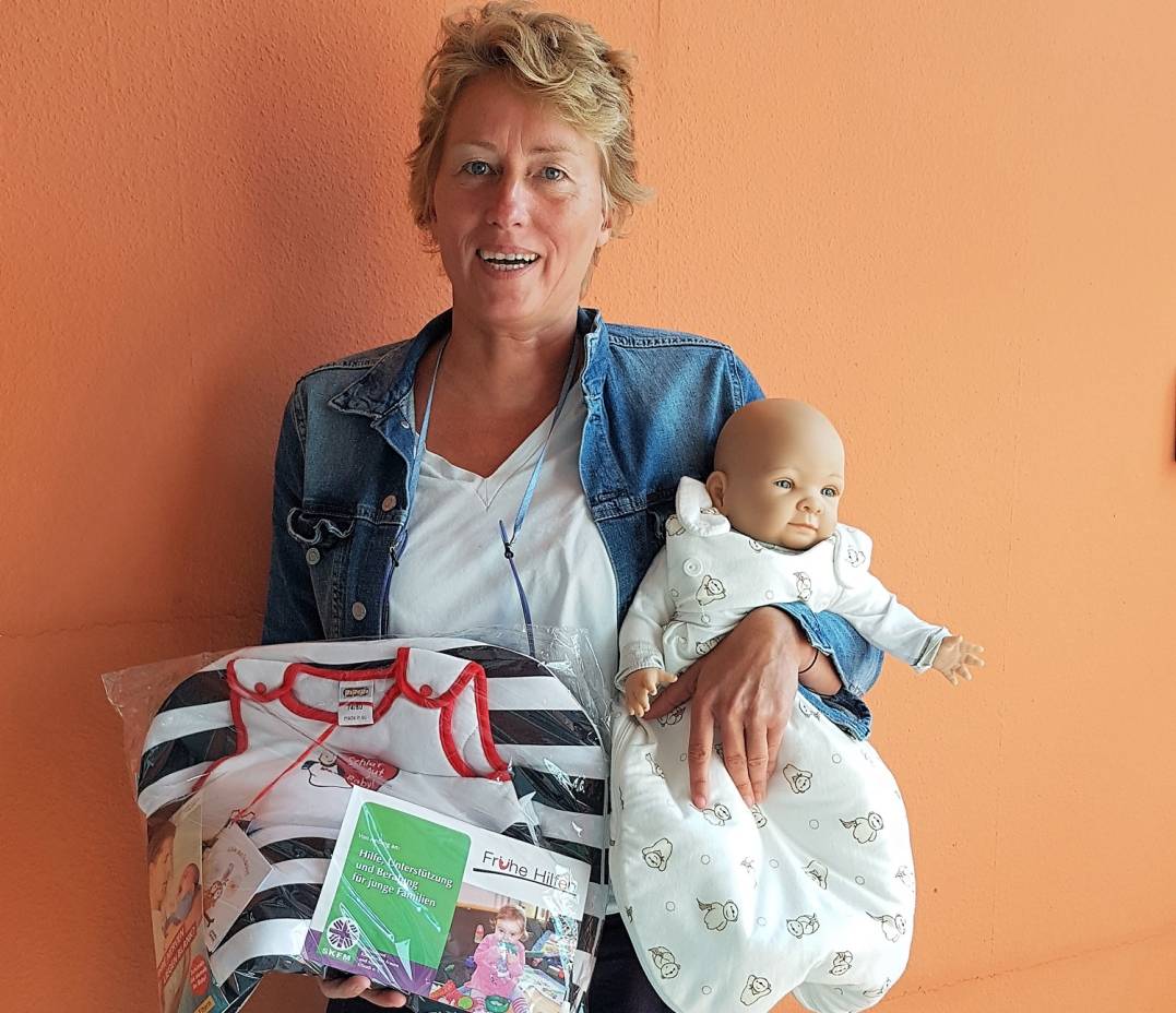  Familien- und Kinderkrankenschwester Petra Quellhorst berät in der SKFM- Schlafsacksprechstunden über die Folgen von Schütteltraumata und den Gründung des plötzlichen Kindstods. 
