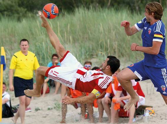  Oliver Romrig - Beach Royals Düsseldorf - beim Fallrückzieher.  