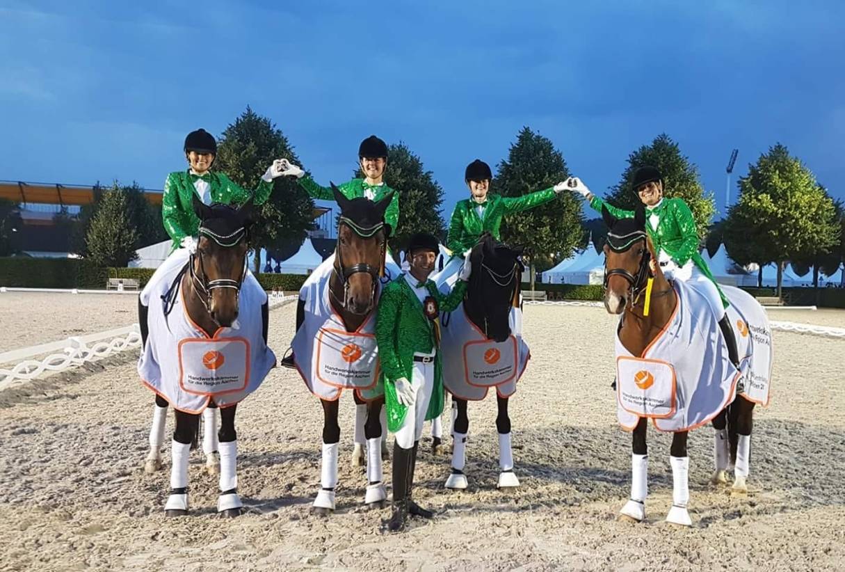  Die glücklichen Gewinner: Patricia Knell , Chantal van de Griend, Marco Schmid, Steffi Knell und Iris Charles vom Kreisverband Mettmann. 