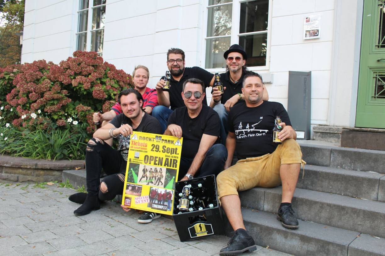 Die Musiker Marlon Schäfer (Heartfield), Sebastian Wiza und Stefan Spanke (Tonkomplex), Peter Schlett und Markus Marzen (Kärnseife) und Gastronom Dirk Hanten (v.li.) zählen die Tage bis zum ersten „Kurhaus Rockt den Park“ und würden sich über eine jährliche Wiederholung freuen.  