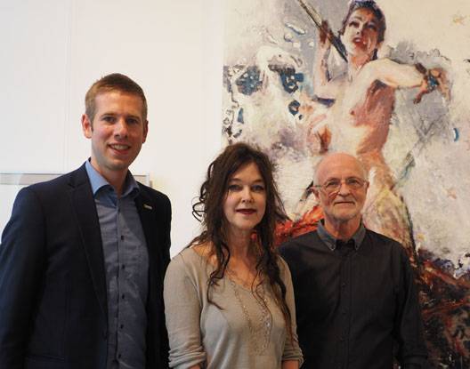  Bürgermeister Christoph Schulz und Wolfgang Sendermann mit der Gewinnerin des Publikumspreises. 