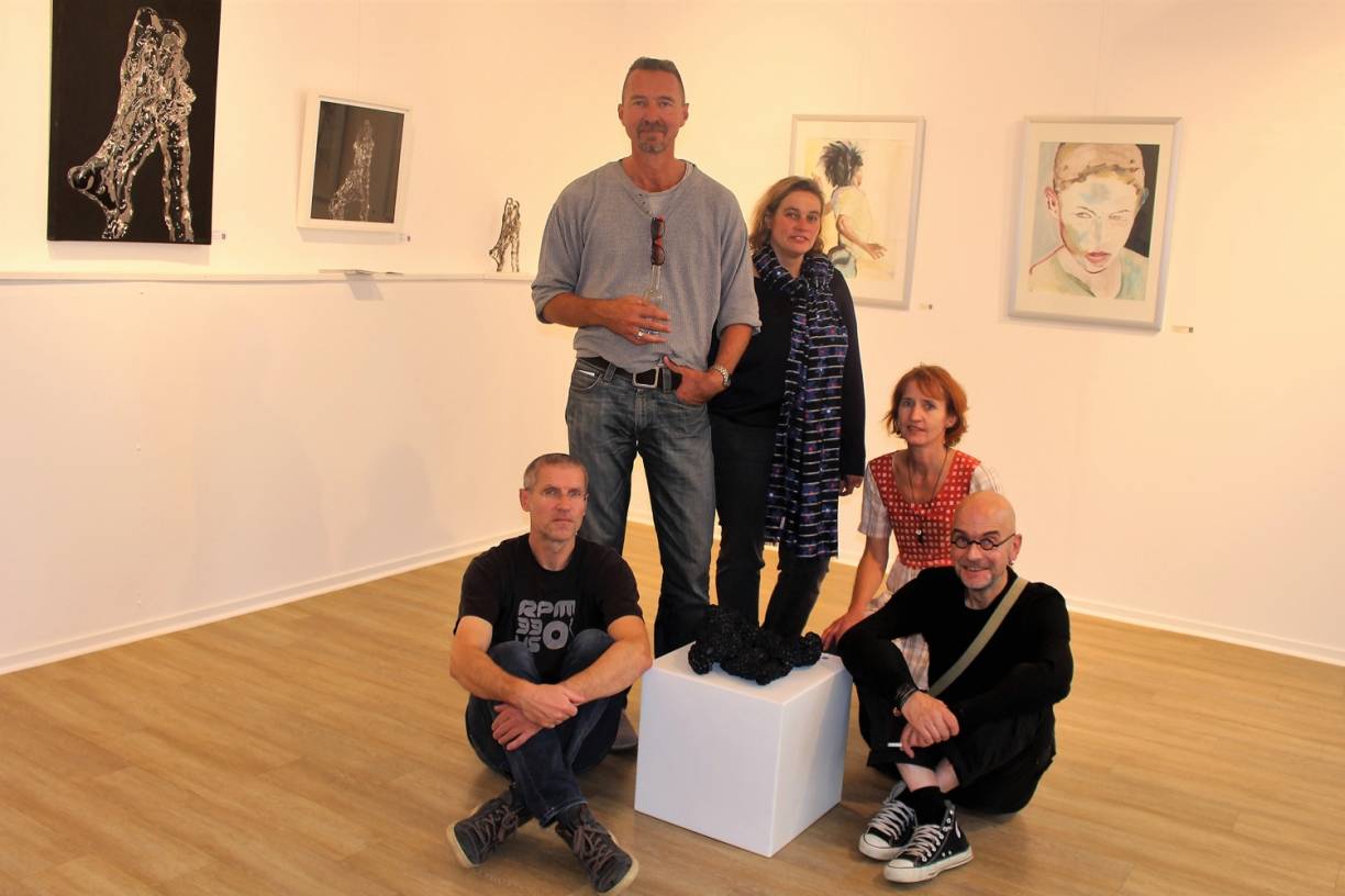  Die Gastkünstler der Künstlergemeinschaft „Raum für Kunst“ aus Paderborn Marco E. Boscarato, Jörg Lütkemeier, Irmtrud Winzek, Mona Schäfer und Martin Veit (v.li.) stellen aktuell im Kunsthaus Erkrath zu dem Thema „Ortungen“ aus. 