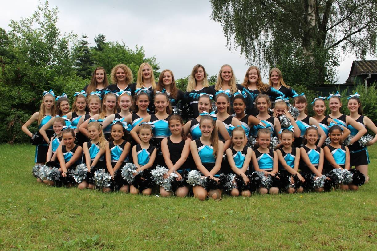  Die Dragon Girls halten zusammen: Damit „Dragon Flames“ zur Europameisterschaft nach Helsinki können, sammeln alle Mädchen gemeinsam Spenden für die Fahrt. 