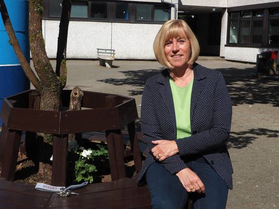  Karin Malzkorn auf dem Schulhof der Carl-Fuhlrott-Schule. 