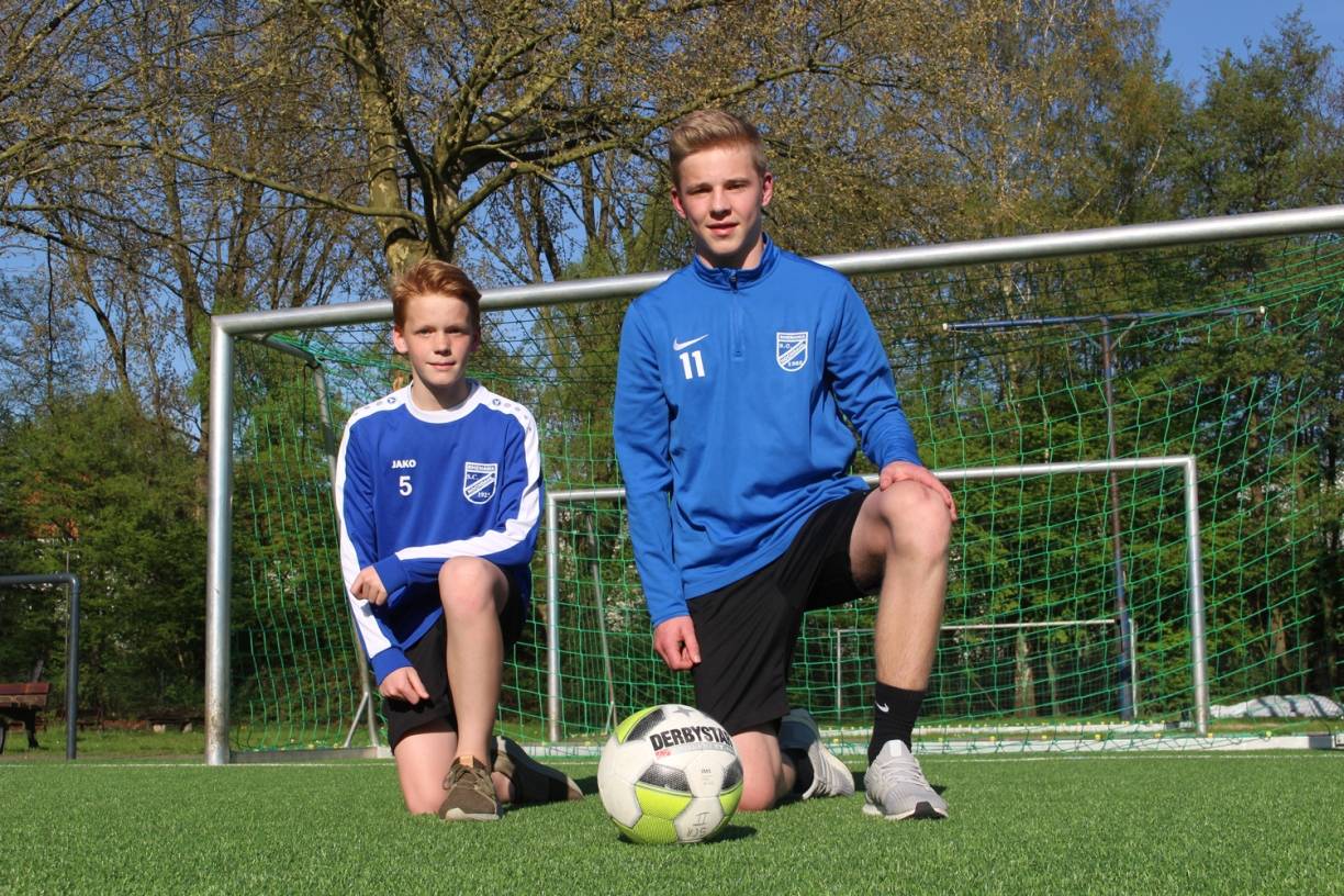  Die beiden Hochdahler Peter Hybel und Luis Wegmann waren gemeinsam als Fahnenträger beim Freundschaftsspiel Deutschland gegen Spanien dabei. 