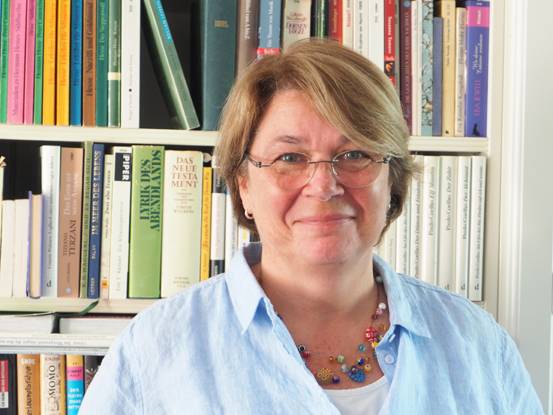 Sabine Jachmann liebt Literatur, der sie auch Anregungen für einfühlende Worte entnimmt, die mit in ihre Reden einfließen. 