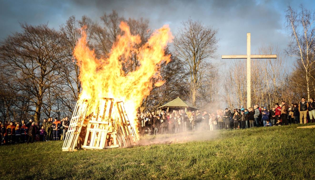  Das Osterfeuer am Hochkreuz in Erkrath. 