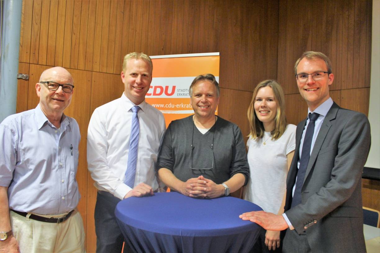  CDU Stadtverbandsvorsitzender Wolfgang Cygan, Sprecher der CDU-Landtagsfraktion im Ausschuss für Wirtschaft und Mitglied im Verkehrsausschuss Henning Rehbaum, Unternehmer und Vizepräsident der Bergischen Industrie- und Handelskammer Jörg Heynkes, Vorsitzende der JU Erkrath Sarah Harden und MdL Dr. Christian Untrieser haben gemeinsam den spannenden Vortragsabend zum Thema Verkehrspolitik im Hochdahler Bürgerhaus gestaltet. 