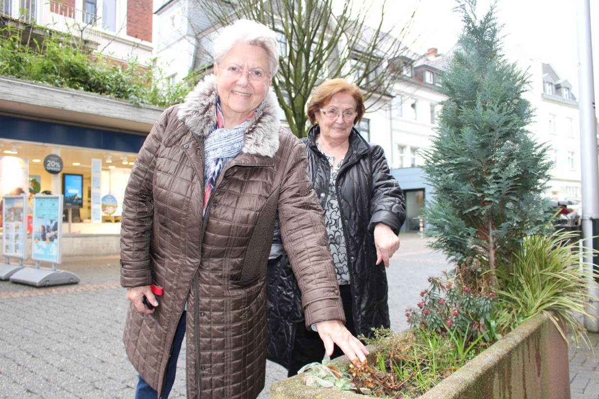  (v.l.) Heidi Friedrich und Dorothea Gewehr freuen sich über die baldige Neubepflanzung der innerstädtischen Blumenkübel. 