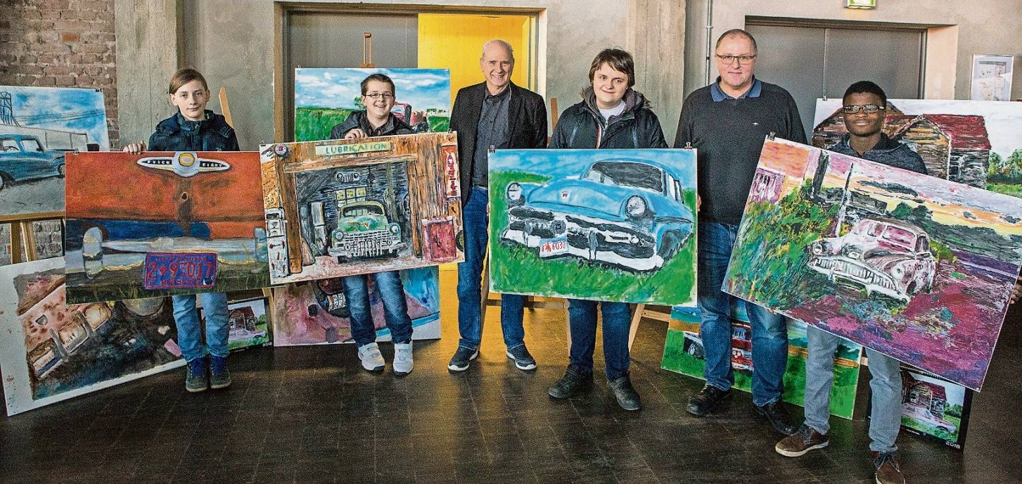  Die Schüler des Förderzentrums Mitte sind zu Recht stolz auf ihre Werke. Im Bild vier von ihnen mit Kunstpädagoge Henning Weyerstrass (Mitte links) und Fotograf Dieter Klein. 
